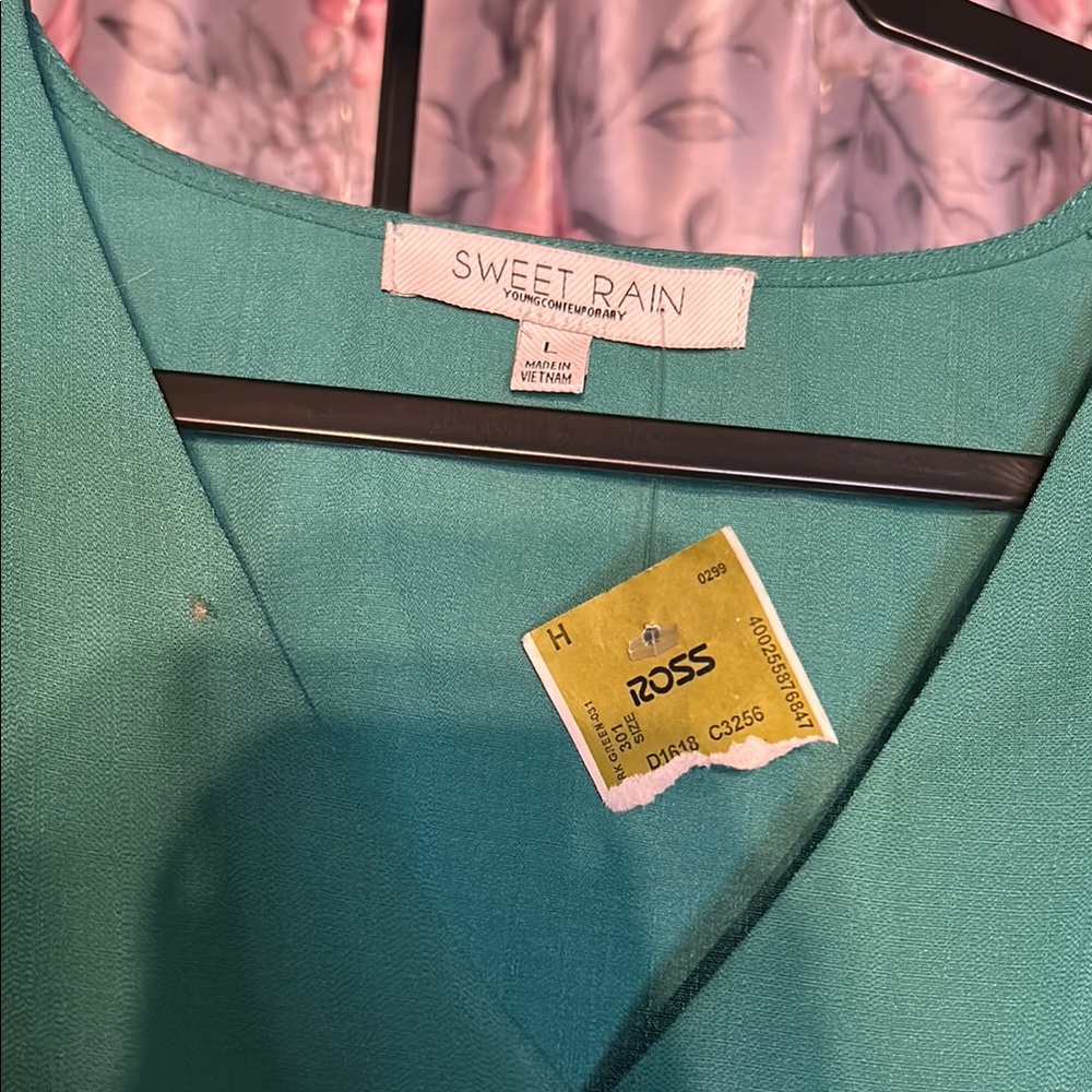 NWT- Green Buttoned Peplum Blouse with Tie Front - Picture 2 of 2